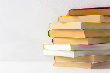 Tablo farklı kitap yığını closeup