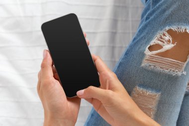 Kadın yatakta cep telefonu kontrol