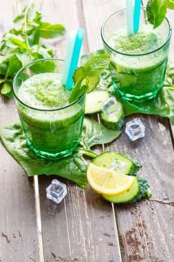 Yeşil sebze güler yüzlü, sağlıklı beslenme 