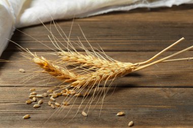 ahşap masa kulaklara buğday