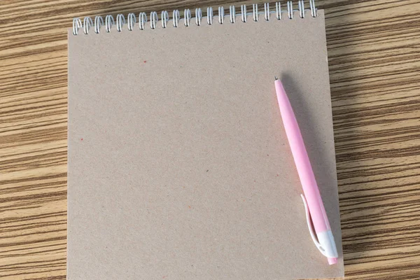 Cuaderno Bocetos Blanco Pluma Sobre Una Mesa —  Fotos de Stock