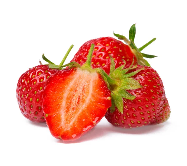 Beyaz arka planda izole edilmiş taze çilekler.