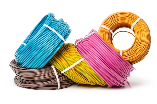 Beyaz arka plan üzerinde izole elektrik kabloları, enerji ve teknoloji donatımı