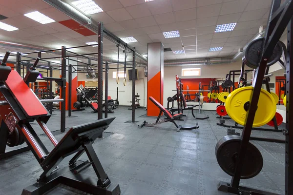 Modern spor salonunda aletleri