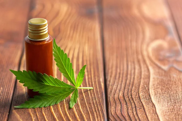 Cannabisblätter Und Auf Holzgrund — Stockfoto