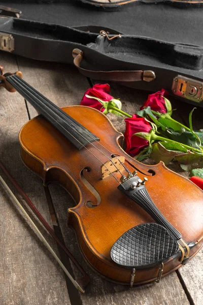 Belas Rosas Vermelhas Violino Fundo Madeira — Fotografia de Stock