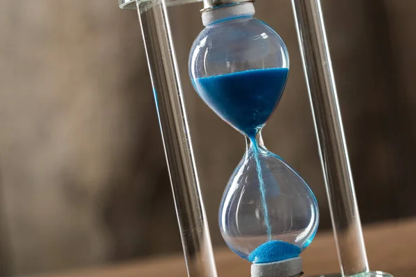 Die Zeit Vergeht Blaue Sanduhr Aus Nächster Nähe — Stockfoto