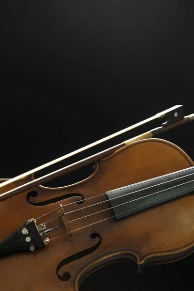 黒い背景に古い茶色のバイオリン — ストック写真