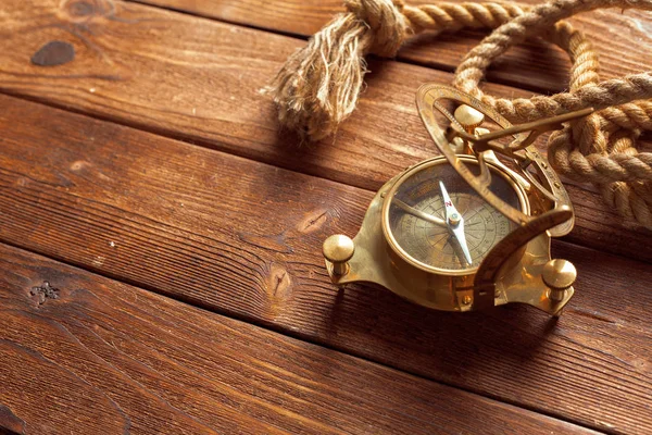 Kompas Provaz Dřevěný Stůl Zblízka — Stock fotografie