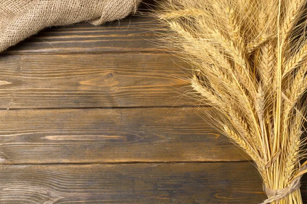 木製のテーブルの上の小麦の穂 — ストック写真