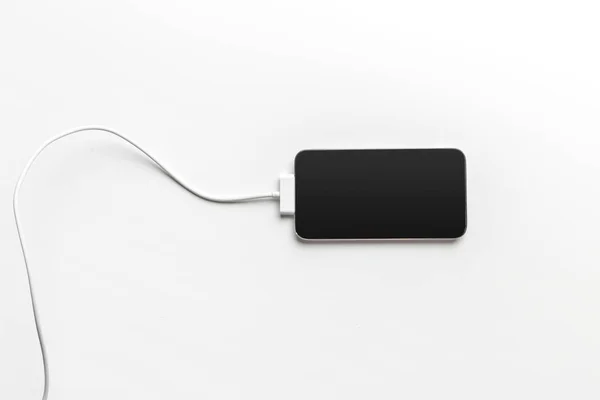 Smartphone Laddar Med Powerbank Tabellbakgrund — Stockfoto