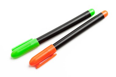 Beyaz arkaplanda renkli kırtasiye