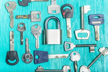 Asma kilit ile farklı eski anahtarlar