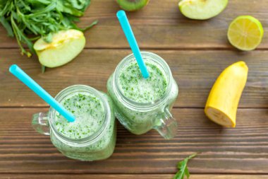 Taze yeşil smoothie içki, sağlıklı beslenme 