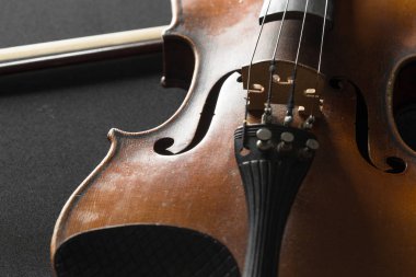 Siyah arka plan üzerine eski kahverengi keman