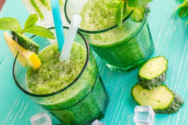 Yeşil sebze güler yüzlü, sağlıklı beslenme 