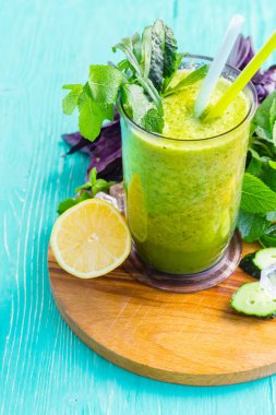 Yeşil sebze güler yüzlü, sağlıklı beslenme 