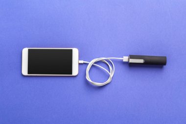 Tablo arka plan üzerinde güç banka ile şarj Smartphone