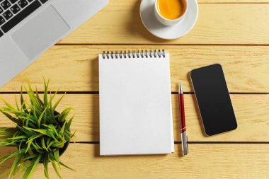 Ofis Masaları dizüstü bilgisayar, kahve fincanı ve farklı başı işleri