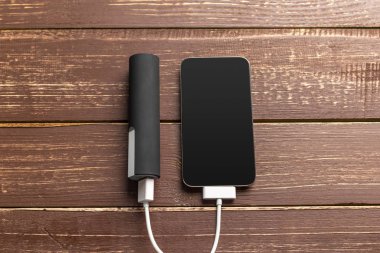 Tablo arka plan üzerinde güç banka ile şarj Smartphone
