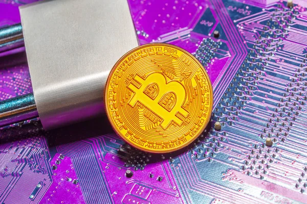 Altın Bitcoin Asma Kilit Kripto Para Kavramı — Stok fotoğraf