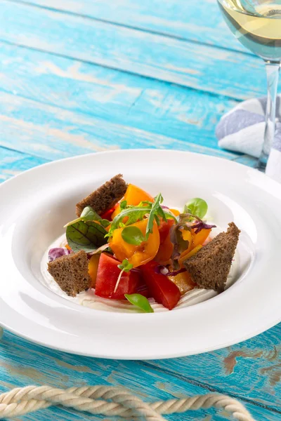 Salada Legumes Frescos Fundo Madeira — Fotografia de Stock