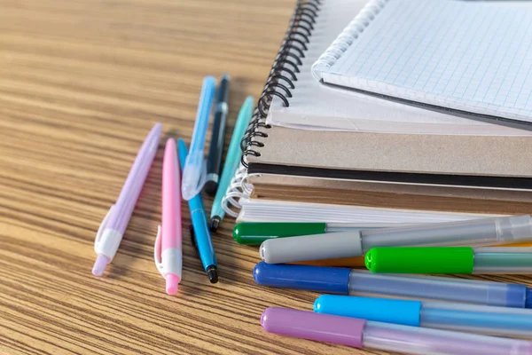 Plumas Coloridas Cuadernos Bocetos Sobre Una Mesa — Foto de Stock