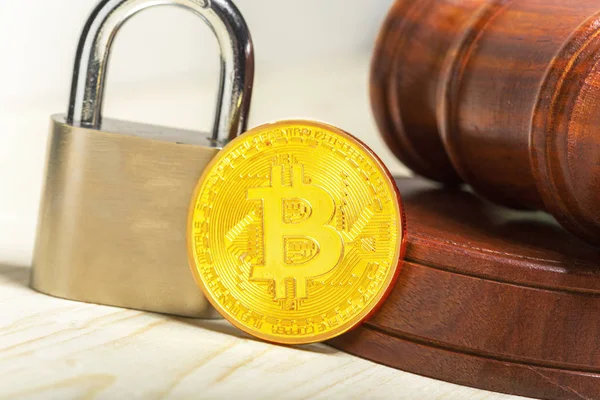 Bir Yargıç Asma Kilit Çekiçle Altın Bitcoin Cryptocurrency — Stok fotoğraf