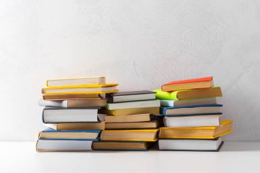 Tablo farklı kitap yığını closeup