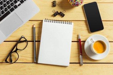 Ofis Masaları dizüstü bilgisayar, kahve fincanı ve farklı başı işleri