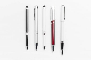 Beyaz bir arka plan üzerinde izole Kırtasiye