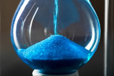 Zaman geçiyor. Mavi kum saati kapat