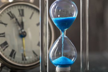 Zaman geçiyor. Mavi kum saati kapat