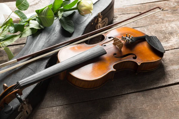 Hermoso Violín Con Rosa Sobre Fondo Madera —  Fotos de Stock