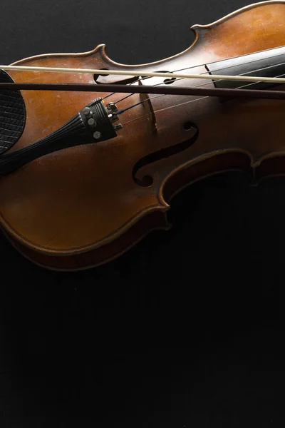 Стара Коричнева Скрипка Чорному Тлі — стокове фото