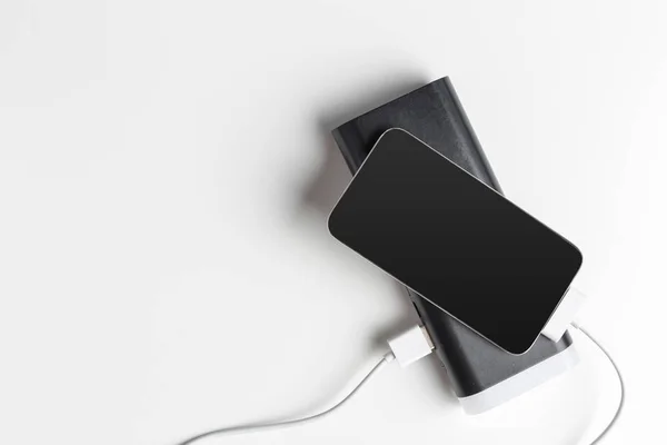 Smartphone Laddar Med Powerbank Tabellbakgrund — Stockfoto