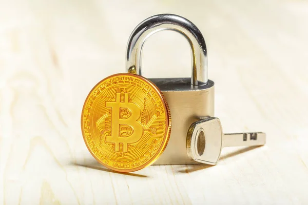 Altın Bitcoin Asma Kilit Anahtar — Stok fotoğraf