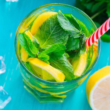 dilimlenmiş limon ile taze mojito cam saman ile servis