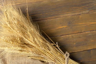 ahşap masa kulaklara buğday