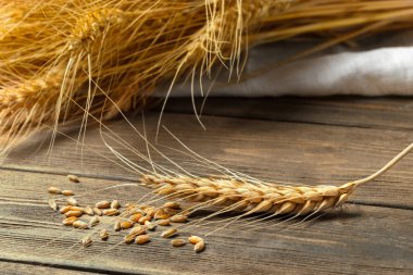 ahşap masa kulaklara buğday