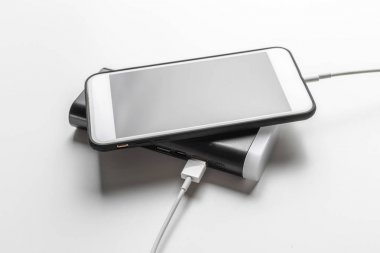 Tablo arka plan üzerinde güç banka ile şarj Smartphone