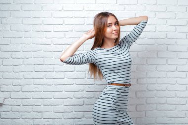 Tuğla duvar arka plan üzerinde genç kadın portresi 