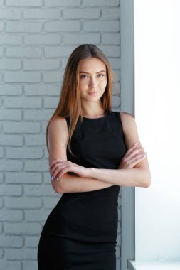 Tuğla duvar arka plan üzerinde genç kadın portresi 