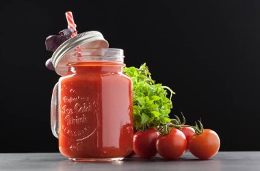 Tablo taze domates ve domates suyu