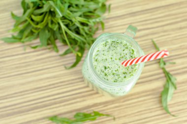 Cam pipet ile taze yeşil smoothy içki servis