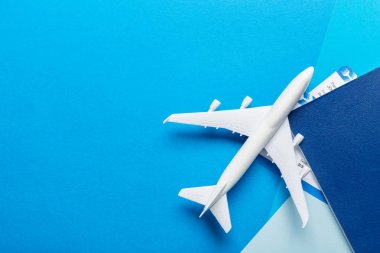 Minyatür uçak seyahat Tema için renkli arka plan üzerinde