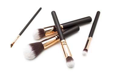 Beyaz arkaplanda makyaj fırçaları
