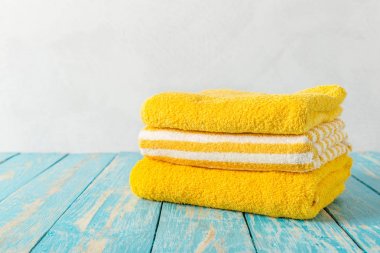 ahşap masa banyo Havlu yığını