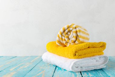 Banyo havlusu ile ahşap tabloda yığını