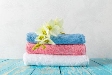 Banyo havlusu orkide çiçekleri ile yığını